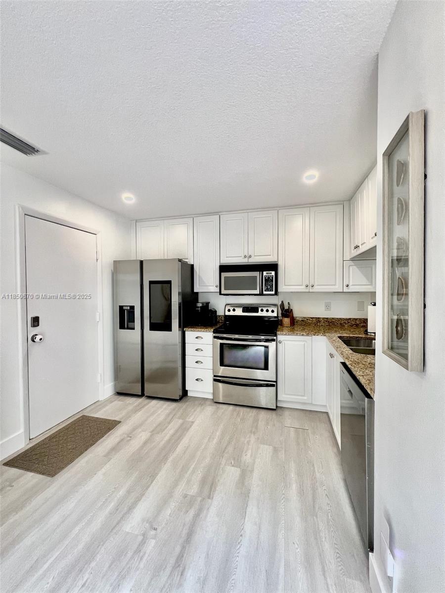 EMBASSY LAKES - Residential