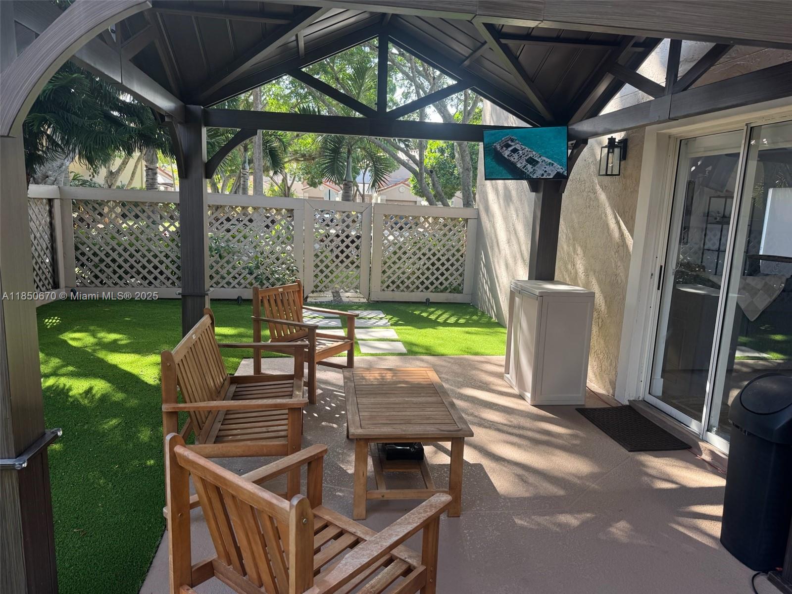 EMBASSY LAKES - Residential