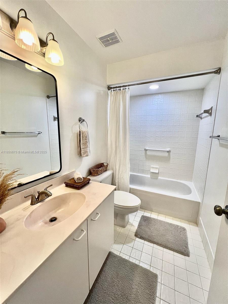 EMBASSY LAKES - Residential