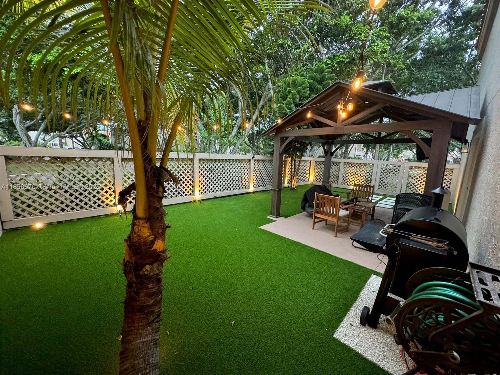 EMBASSY LAKES - Residential