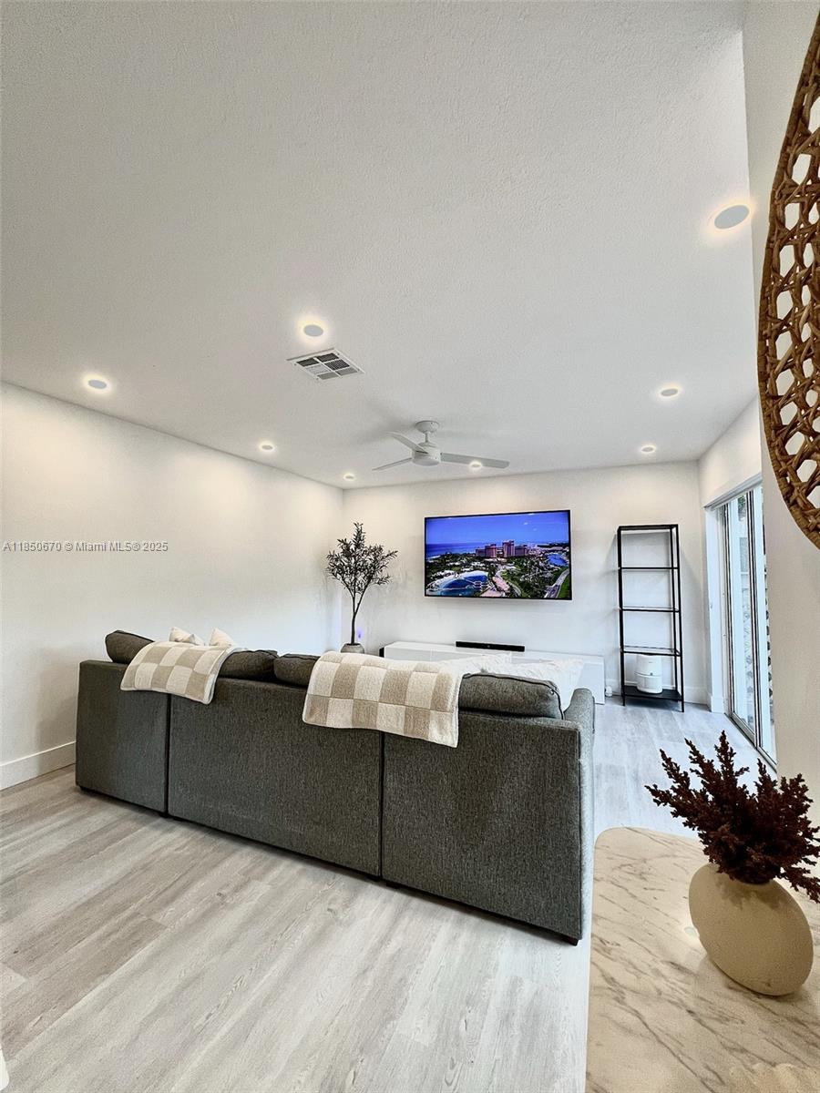 EMBASSY LAKES - Residential