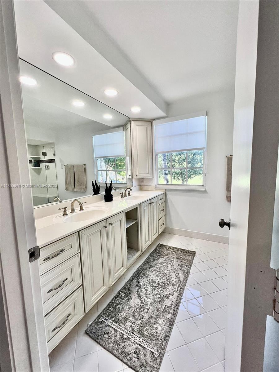 EMBASSY LAKES - Residential