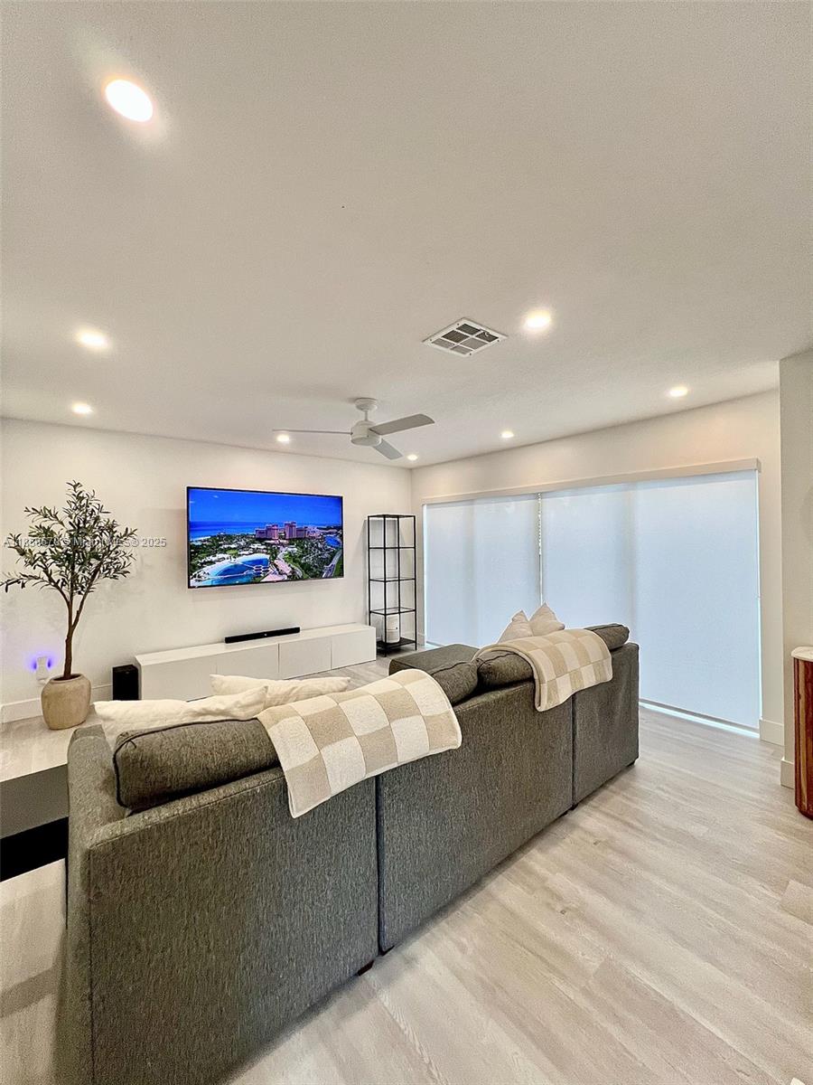 EMBASSY LAKES - Residential