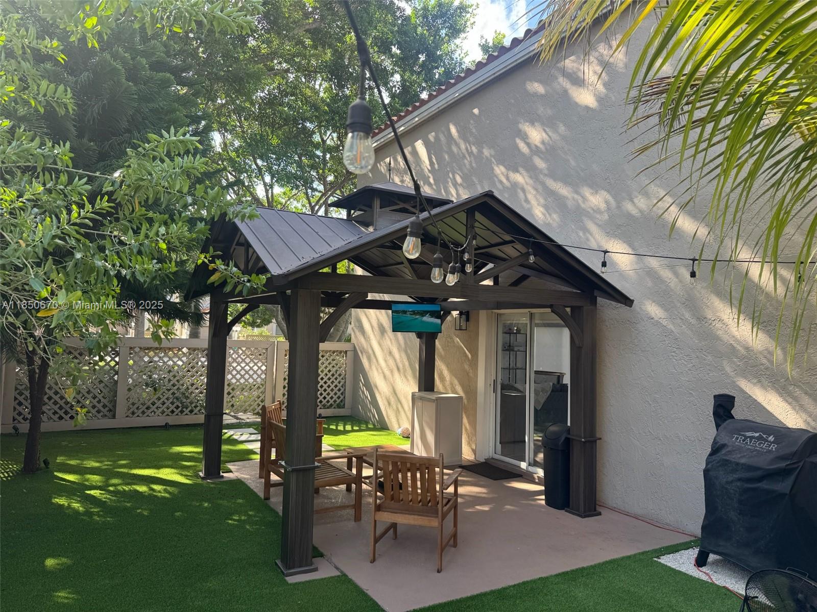 EMBASSY LAKES - Residential