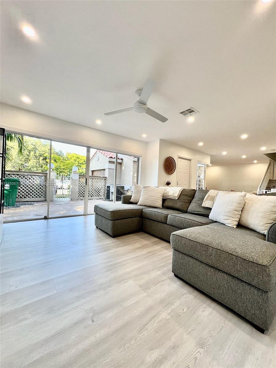 EMBASSY LAKES - Residential