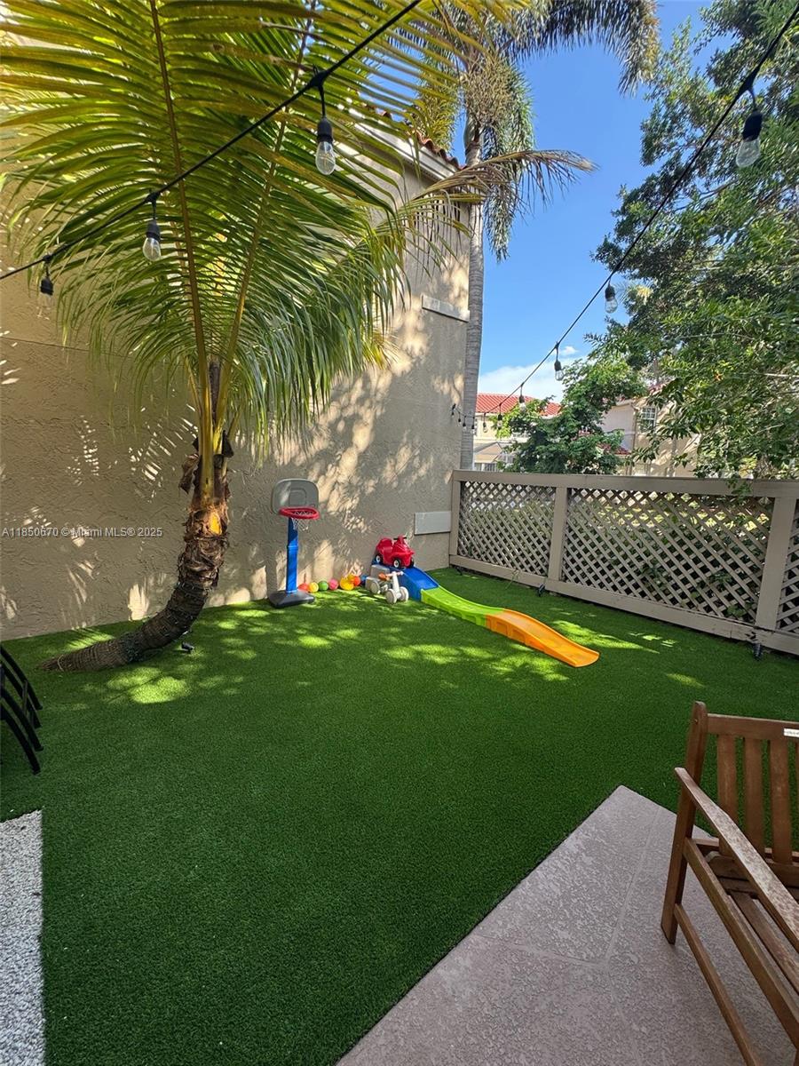 EMBASSY LAKES - Residential