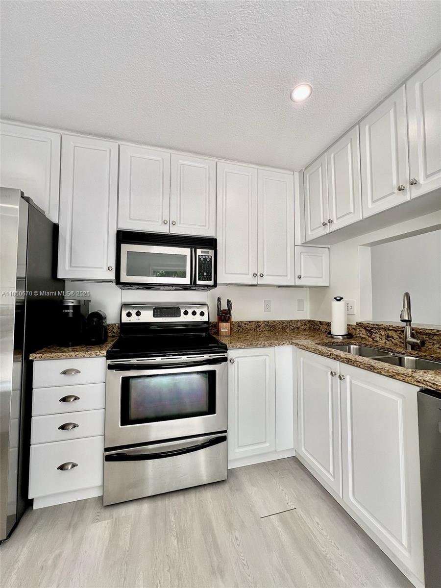 EMBASSY LAKES - Residential