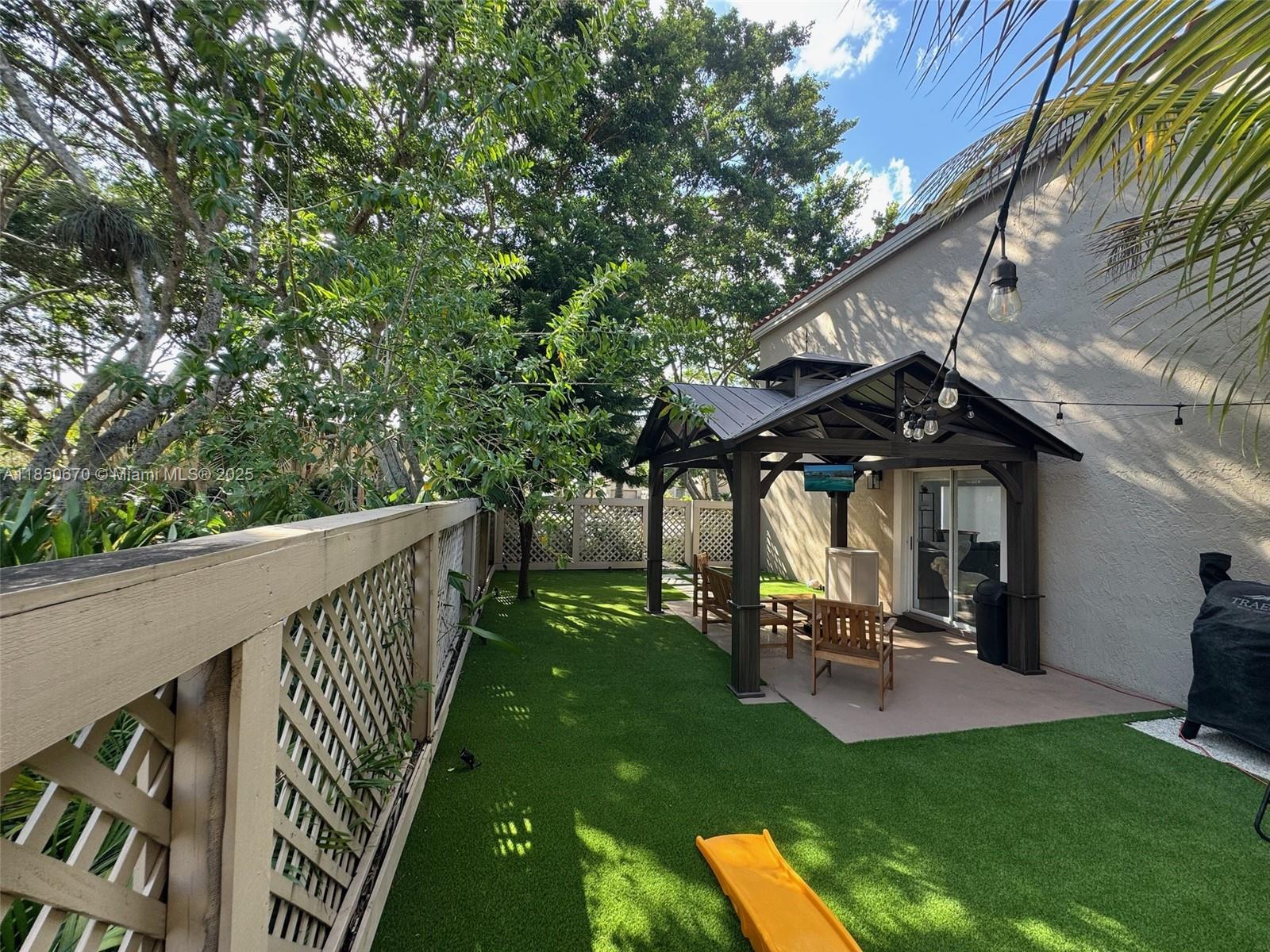 EMBASSY LAKES - Residential