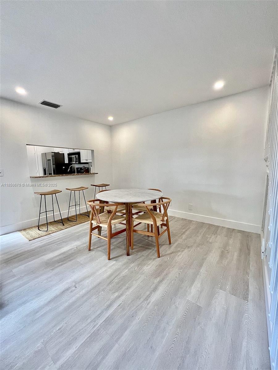 EMBASSY LAKES - Residential