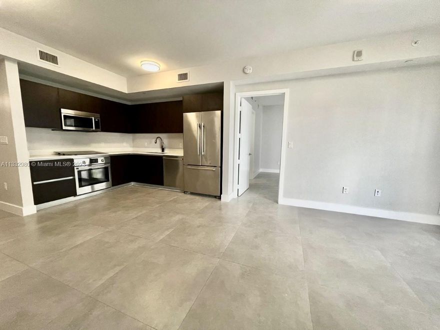 Spectacular Aria on the Bay Condo 1 bed/ 1.5 bath. Edgewater neighborhood. Top of the line appliances, blackout shades, built-in closet, freshly painted. Aria on the Bay offers beautiful amenities, lounge area party room, sauna steam room, state of the art gym, sunrise and sunset pools, children's playground, game room and theater. Close to Brickell, Downtown, Midtown, Design District and Miami Beach, No short-term rentals.