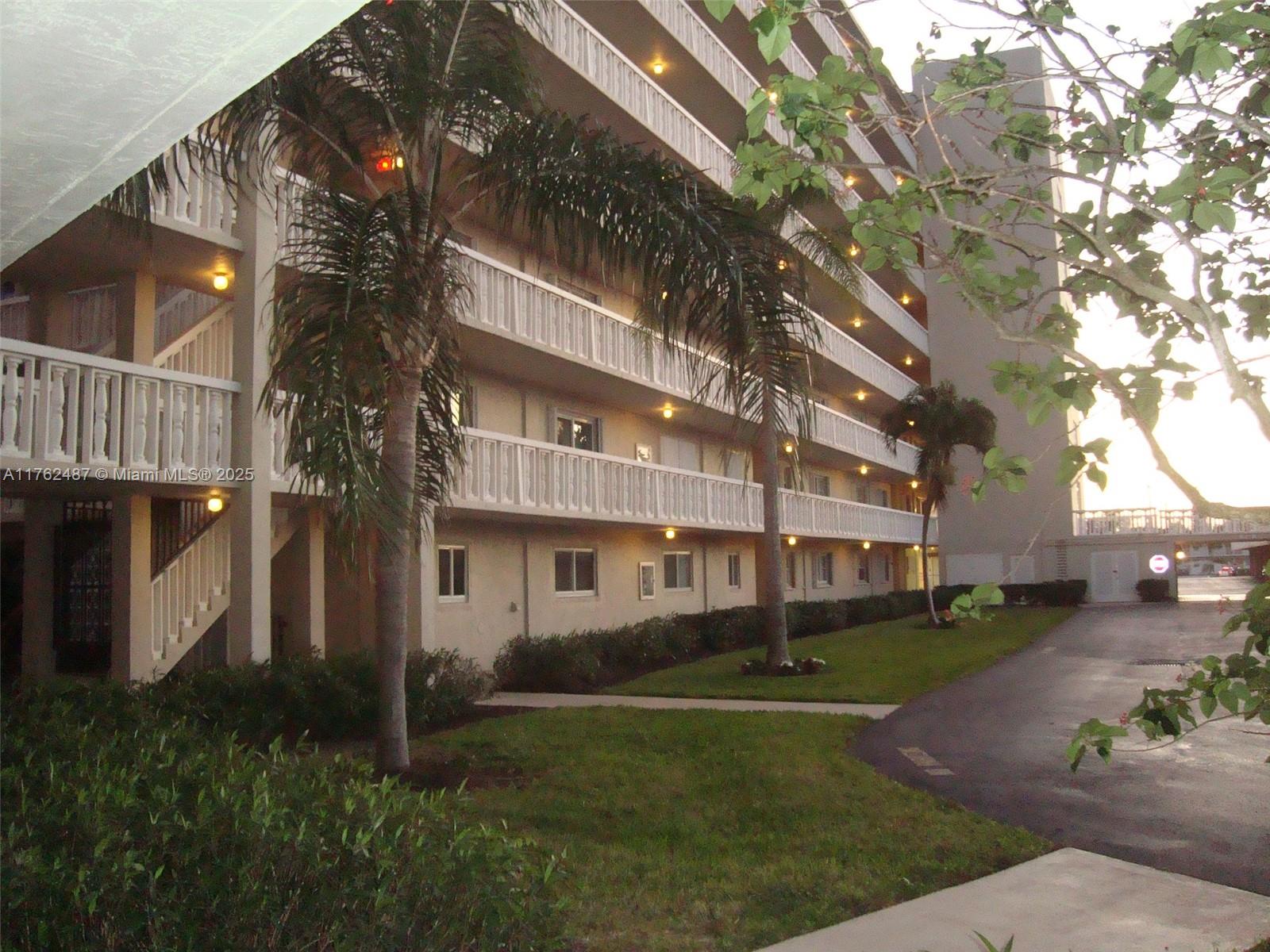 LAKE HARBOUR TOWERS CONDO - Residential