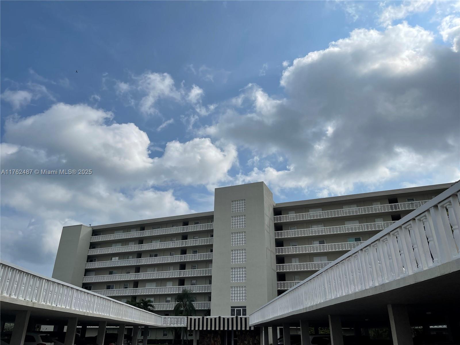 LAKE HARBOUR TOWERS CONDO - Residential