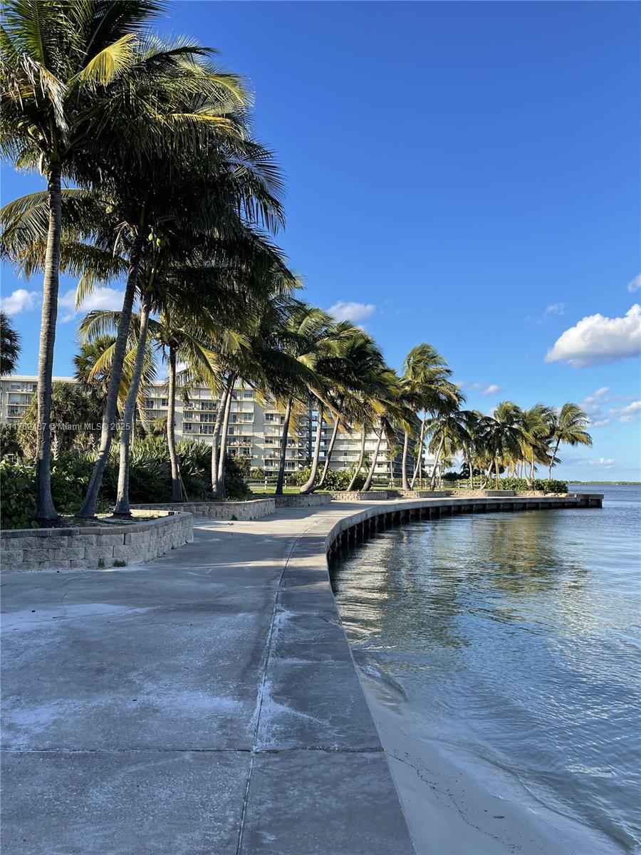LAKE HARBOUR TOWERS CONDO - Residential