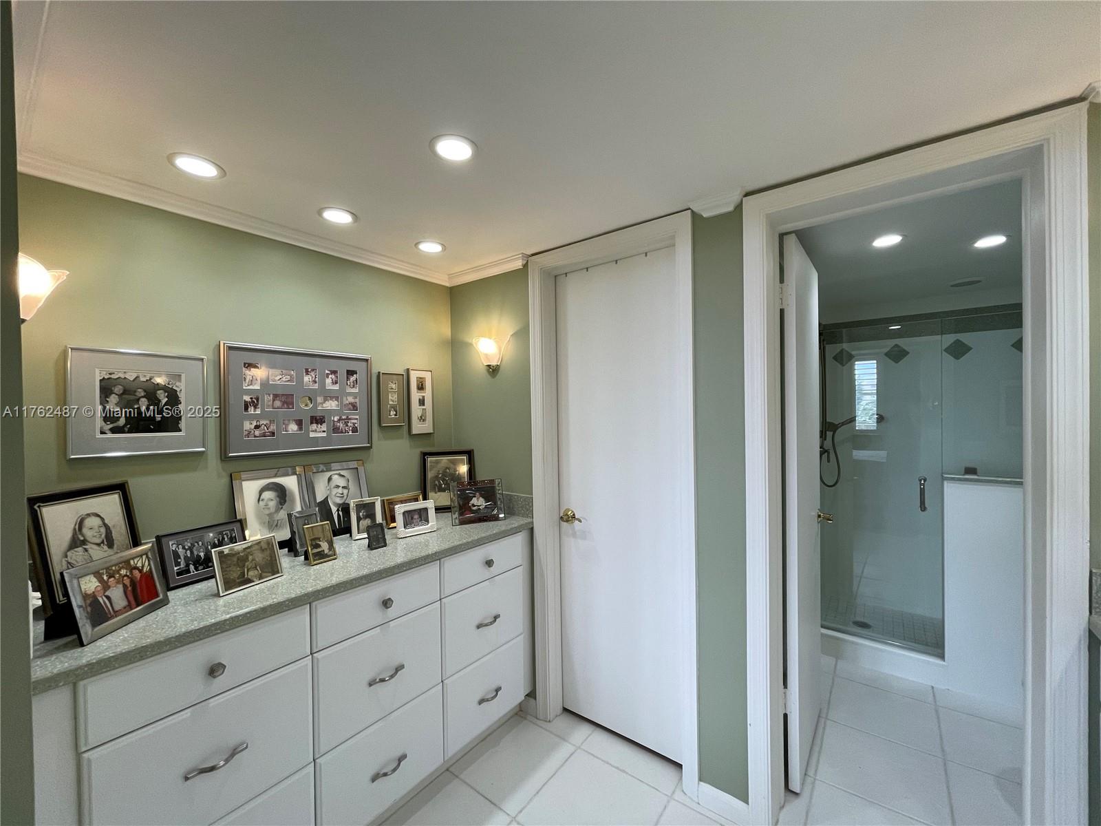 LAKE HARBOUR TOWERS CONDO - Residential