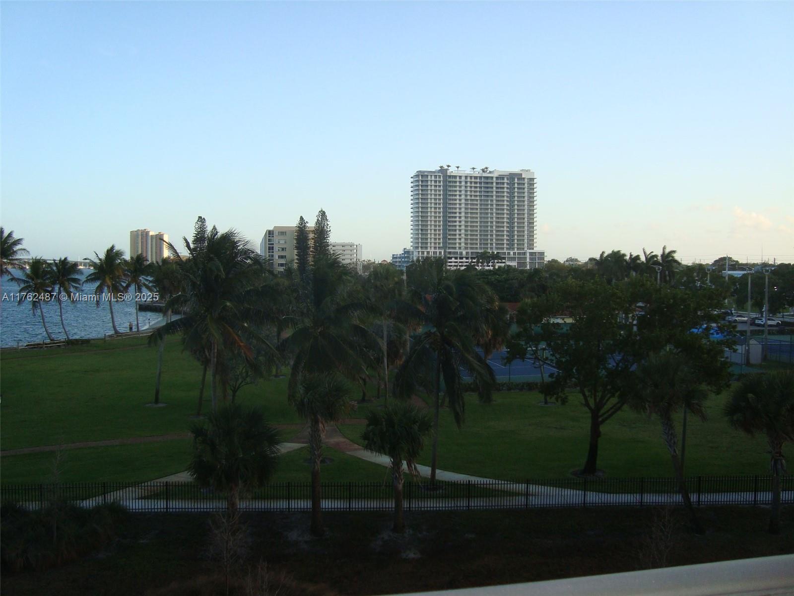 LAKE HARBOUR TOWERS CONDO - Residential