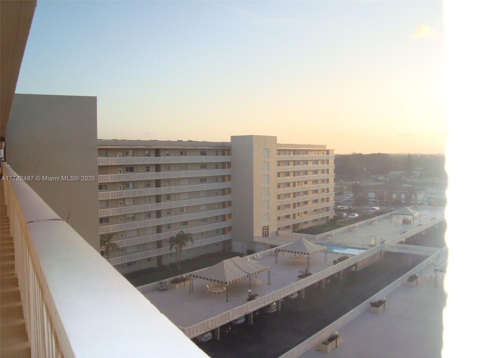 LAKE HARBOUR TOWERS CONDO - Residential