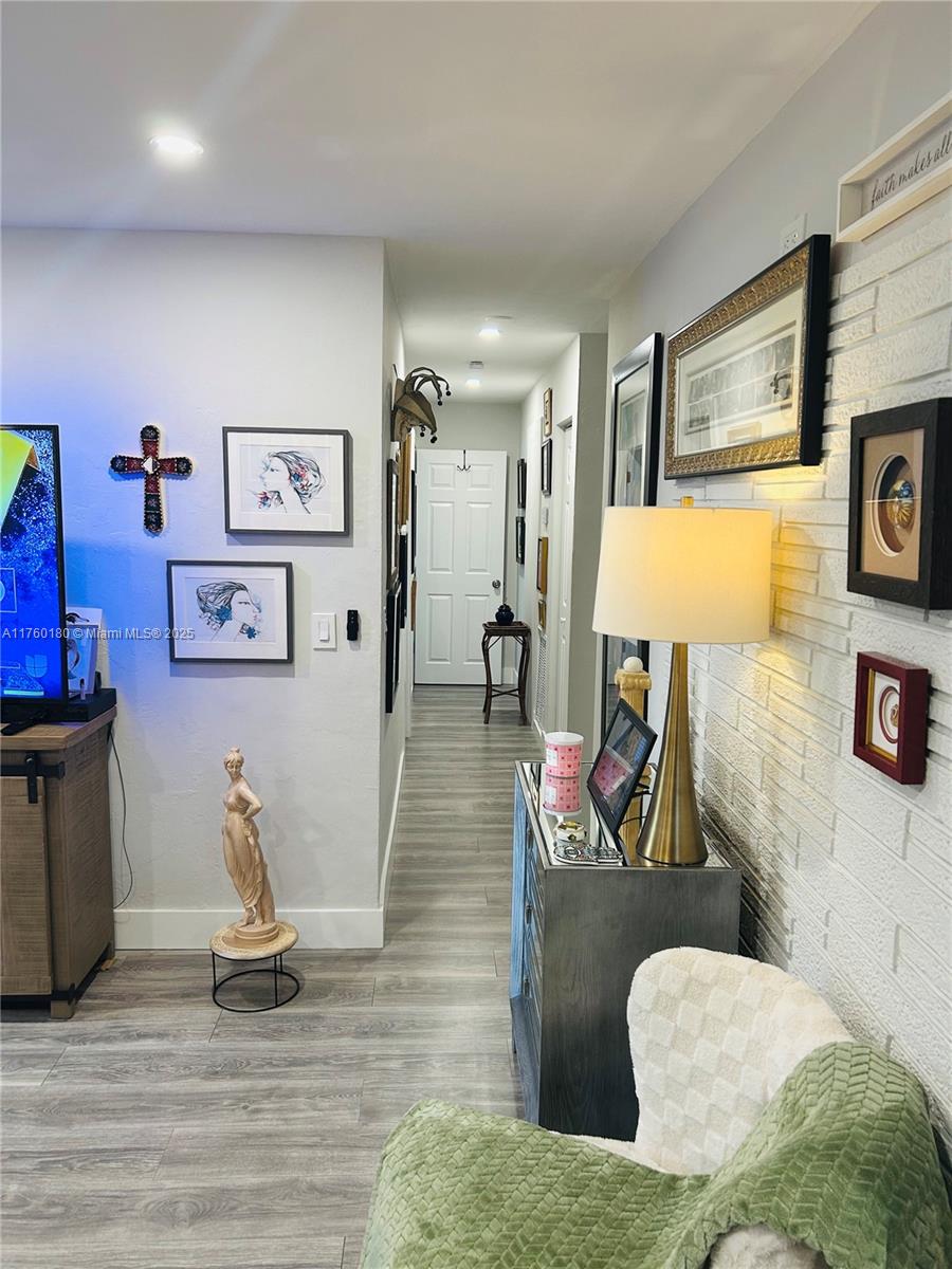 3083 NE 5th Ter