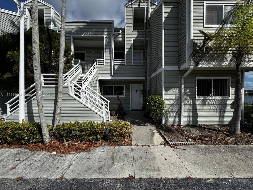 INVESTORS opportunity. Very nice condo a 2 bedroom and 2 bathrooms, nice kitchen, washer and dryer in the unit, show this property they will love it, beautiful balcony with lake breeze, perfect for a relaxing afternoon. Lots of amenities in the club house, close to the beach (15 minutes) shopping centers and highways.