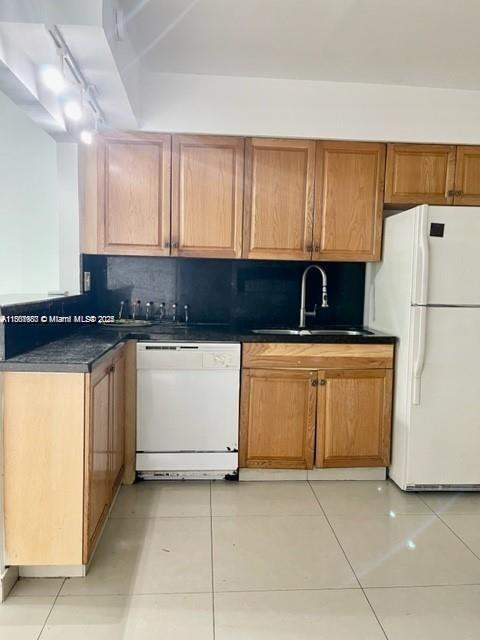 DUPLEX IN HALLANDALE BEACH! BOTH UNITS IN GREAT CONDITION, FEATURING CERAMIC TILE AND PORCELAIN FLOORING, HURRICANE IMPACT WINDOWS, SEPARATE ELECTRIC METERS, WASHER AND DRYER IN EACH UNIT, UPGRADED KITCHEN AND BATHROOM IN THE BACK UNIT. LOCATED IN A QUIET STREET WITH AN EASY ACCESS TO I95, HALLANDALE BEACH, MALLS AND RESTAURANTS.