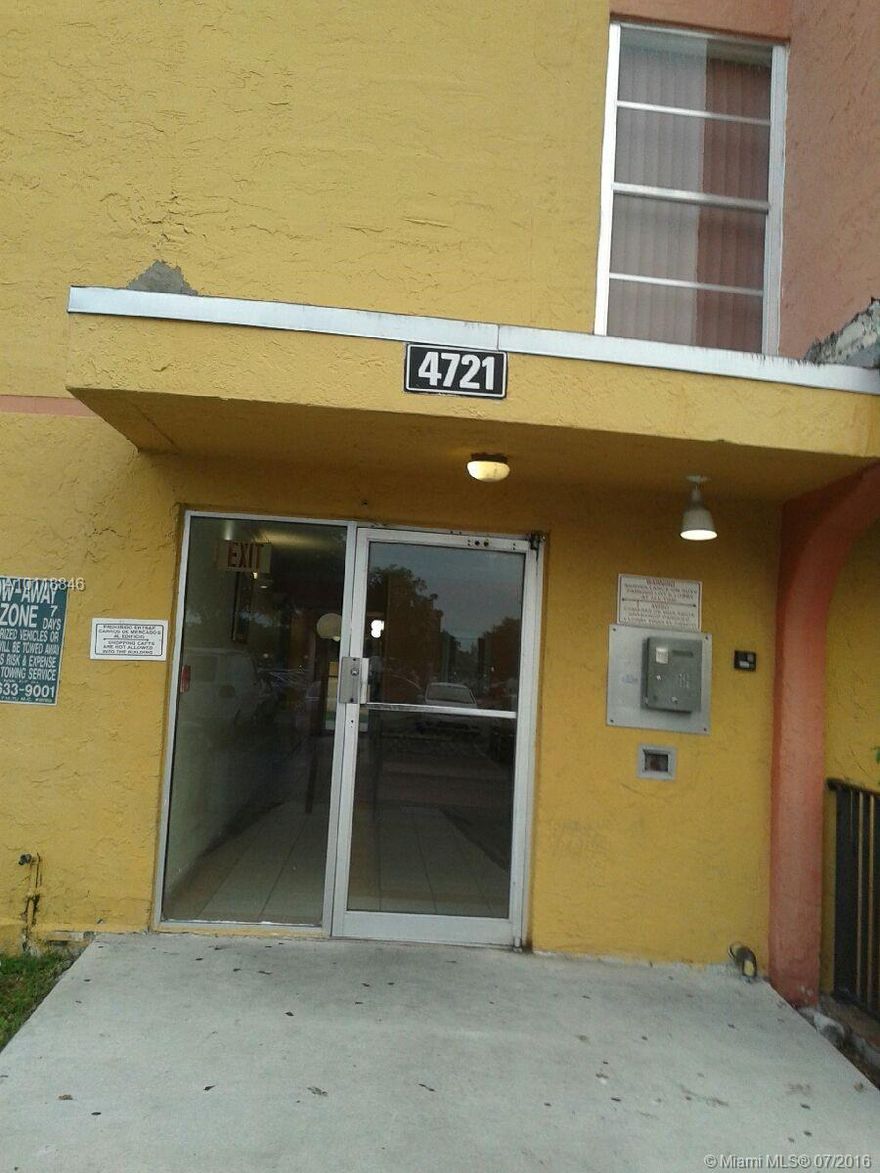 REGULAR SALE. 2/ 2GOOD CONDITION UNIT, LOCATED IN THE CENTER OF MIAMI- DADE CLOSE TO AIRPORT AND MAIN HIGHWAYS. NO SPECIAL ASSESSMENT. ALL MARBLE, HURRICANE SHUTTERS.EASE TO SHOW