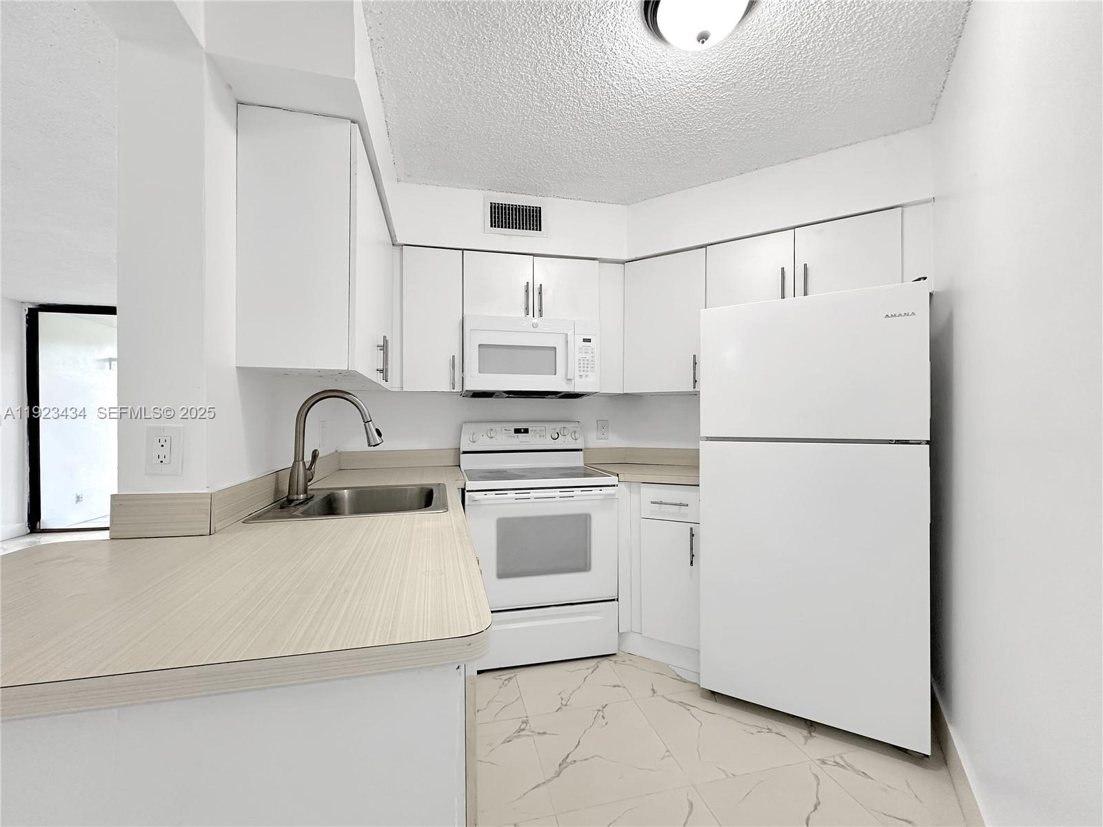 LAKE POINTE CONDOMINIUM N - Residential Lease