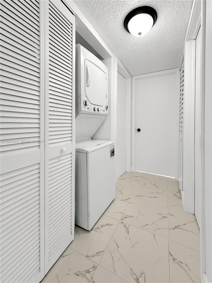 LAKE POINTE CONDOMINIUM N - Residential Lease