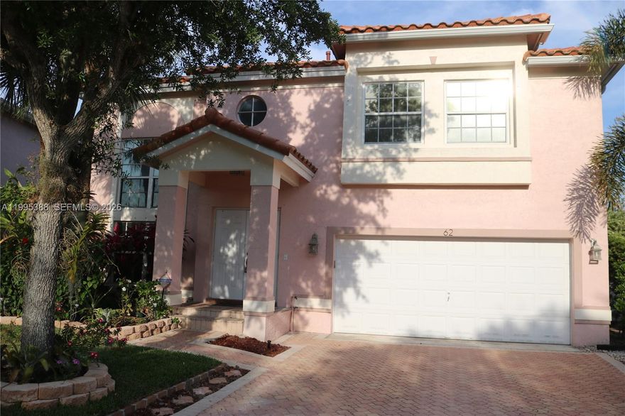 Beautiful 5 bedroom Home in the heart of Weston. Great Location right off of the sawgrass express way. Boasts a
gourmet kitchen with plenty of interior space. Backyard pool with attached spa in fully screened patio. 1 full bed and bath downstairs and Primary bedroom has a walk-in closet. Quick and easy approval and move in process. Give us a call for more info!