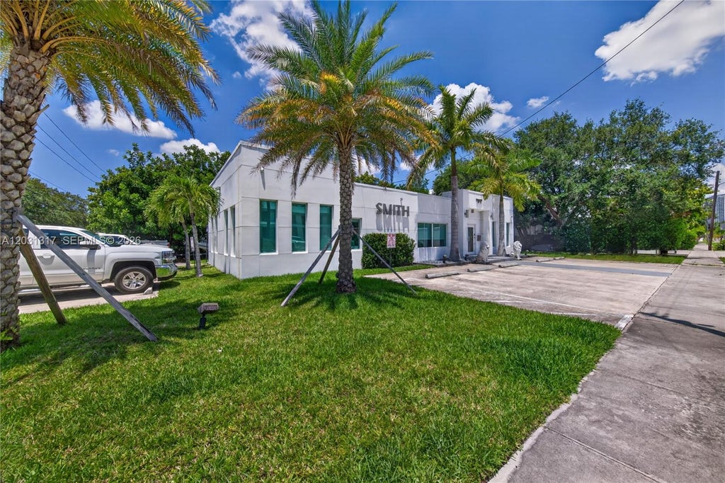 Photo of 1327 SE 2nd Ave, Fort Lauderdale, FL 33316 (MLS # A12031317)