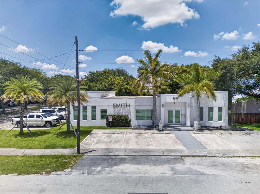 Photo of 1327 SE 2nd Ave, Fort Lauderdale, FL 33316 (MLS # A12031317)