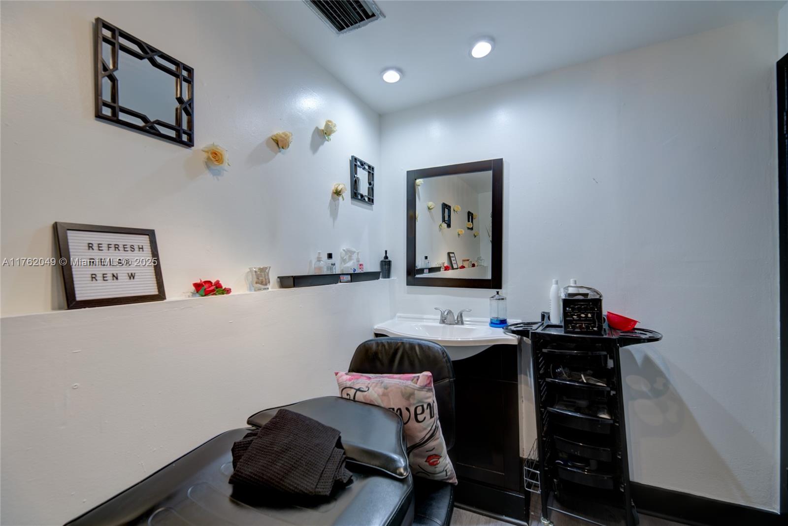 Are you a talented facialist or lash artist looking for the perfect space to grow your business?
Suites with SINK are available at our Bird Road Location.
Rent your facial/eyelash room at one of the prestigious Forever Young locations and be your boss!
? Set your hours
? Access an established clientele
? Work in a luxurious and professional environment
? Benefit from over a decade of industry success at our 7 locations