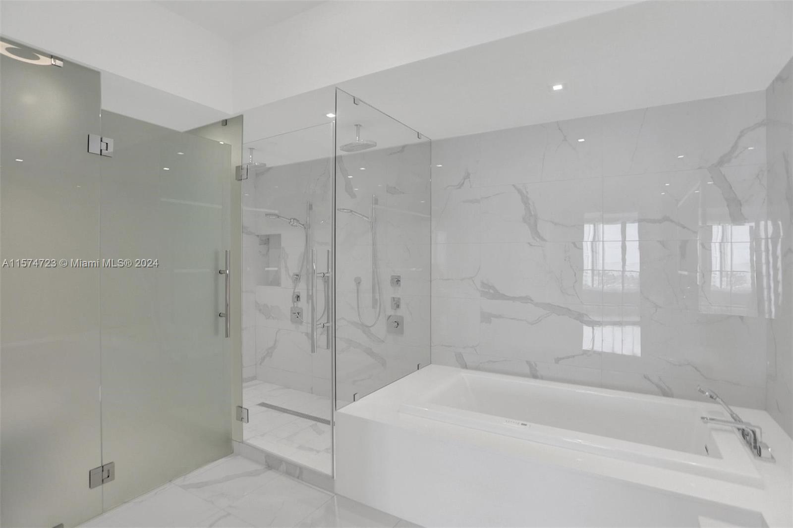 PRIVE CONDO - Residential