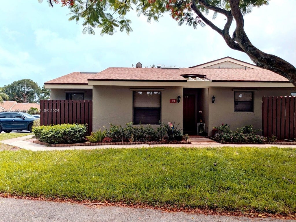 Photo of 33 Meadows Dr, Boynton Beach, FL 33436 (MLS # A11591509)