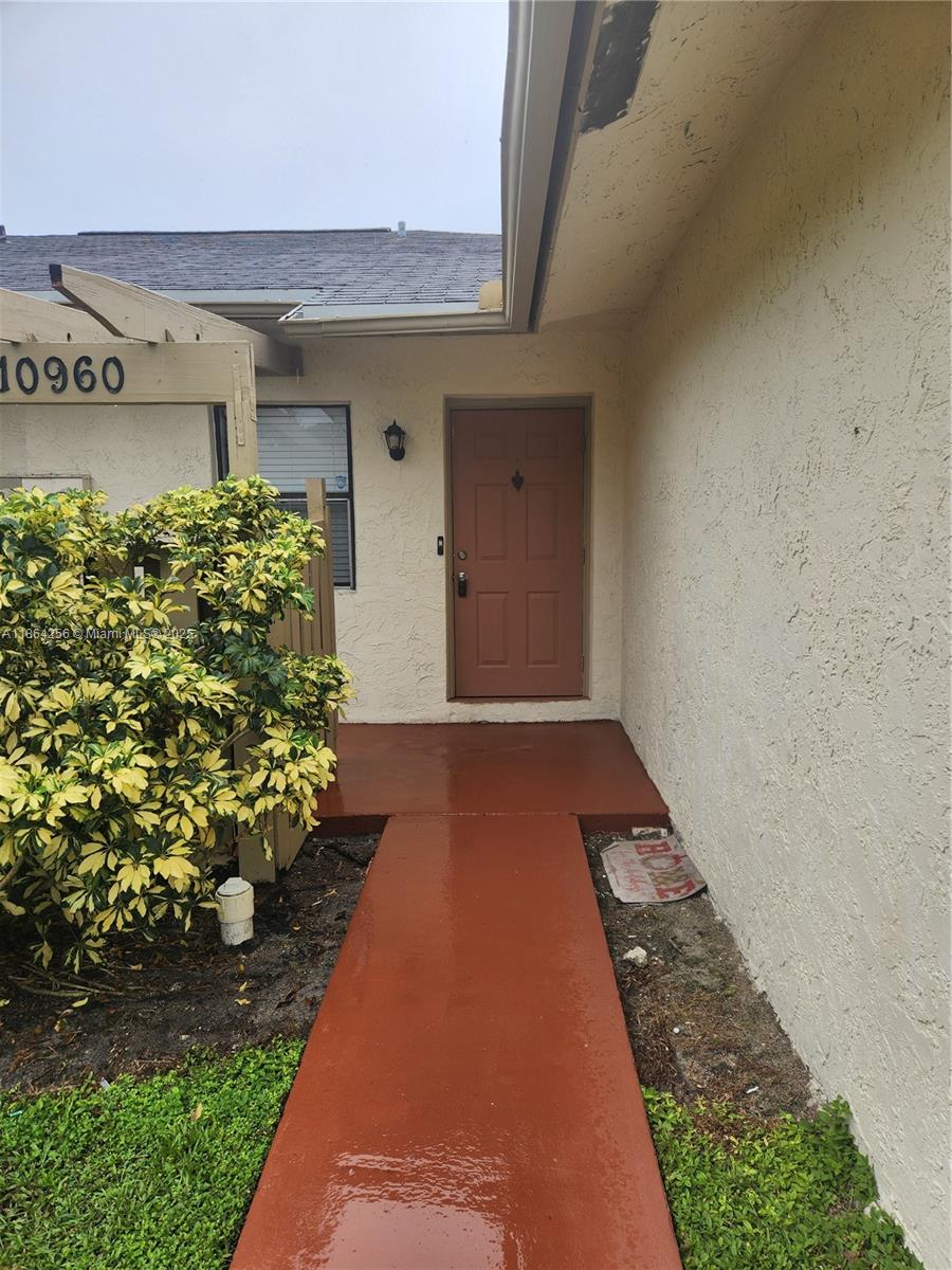 3BD/2BTH BEAUTIFUL VILLA IN THE HEART OF SUNRISE. NEW APPLIANCES,GRANITE COUNTERTOPS,NEW CERAMIC TILE THROUGH OUT HOME,NEW PAINT IN & OUT, ROOFED & SCREENED IN PATIO, REMODELED BATHROOMS, CLOSE TO SCHOOLS & PLACES OF WORSHIP,MINUTES TO SAWGRASS MALL AND EXPRESSWAY.