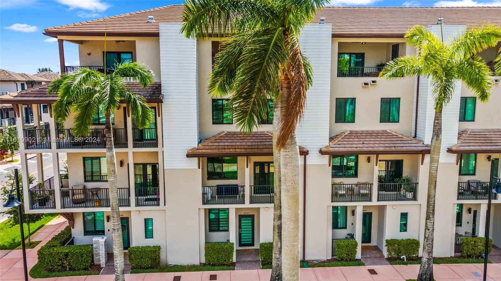 Property for Sale at 4747 Nw 85th Ave 4747, Doral, Miami-Dade County, Florida - Bedrooms: 3 
Bathrooms: 4.5  - $965,000