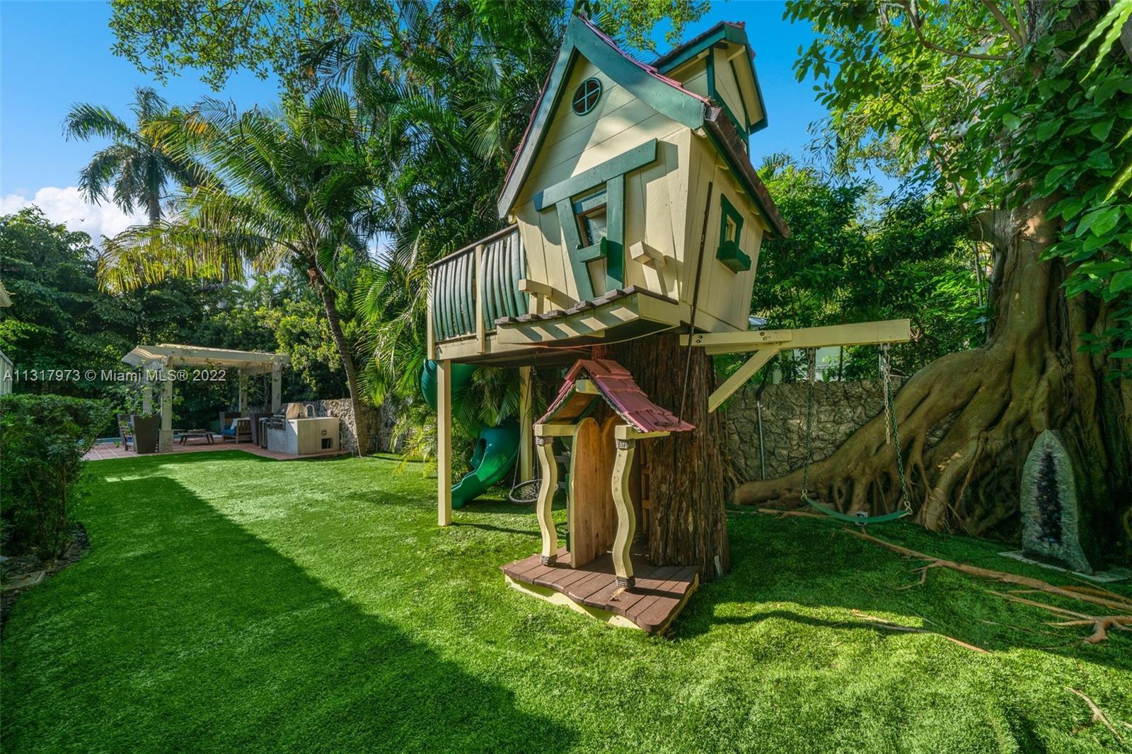 THE MOORINGS - Residential