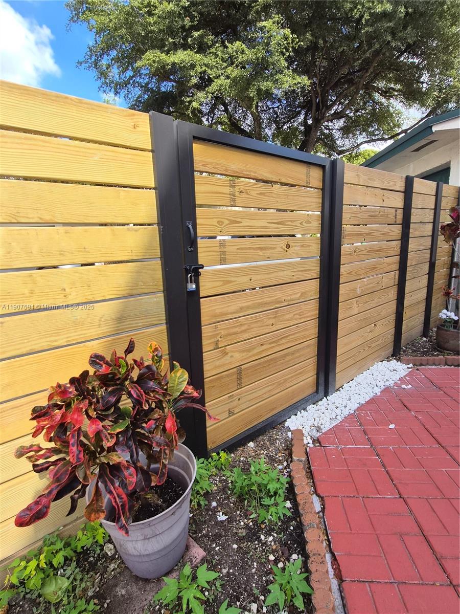 SUNSET CONDOR PH I - Residential Lease