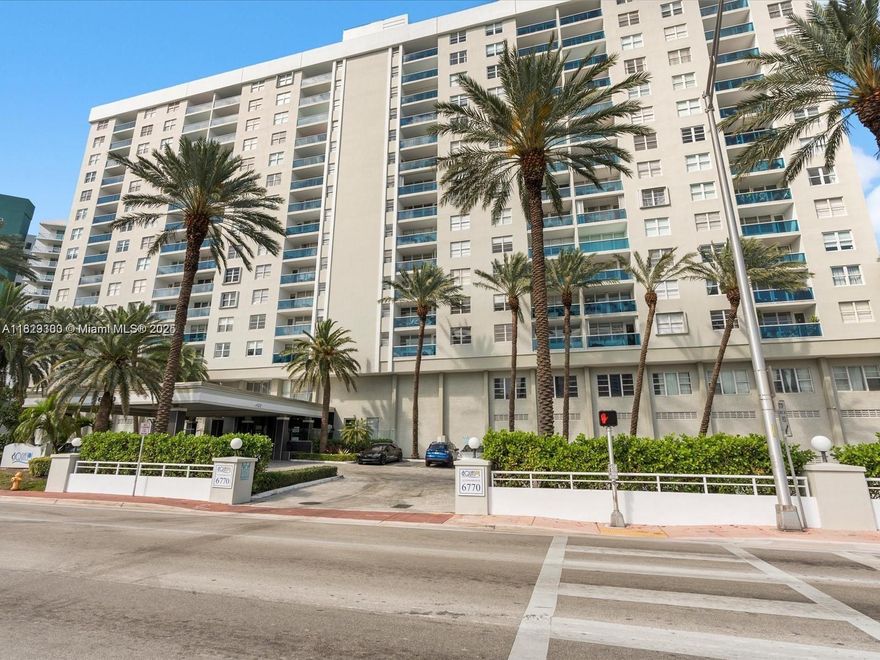 Elegant apartment in Aquasol. Completely renovated, with adjustable lighting in all rooms.
Hurricane-proof sliding windows, porcelain tile floors throughout, including the balcony. Modern air vents. Incredible en-suite bedroom with walk-in closet and second bedroom with newly refurbished closet. Modern open kitchen with breakfast nook. Ample storage space. The building has a fully equipped gym overlooking the pool and bay, a boat dock, a pool under renovation, a sauna, valet parking, and 24-hour security. Pets are welcome. Cable TV, hot water, and air conditioning are included in the HOA.
ATTENTION INVESTORS. Available for immediate rent.