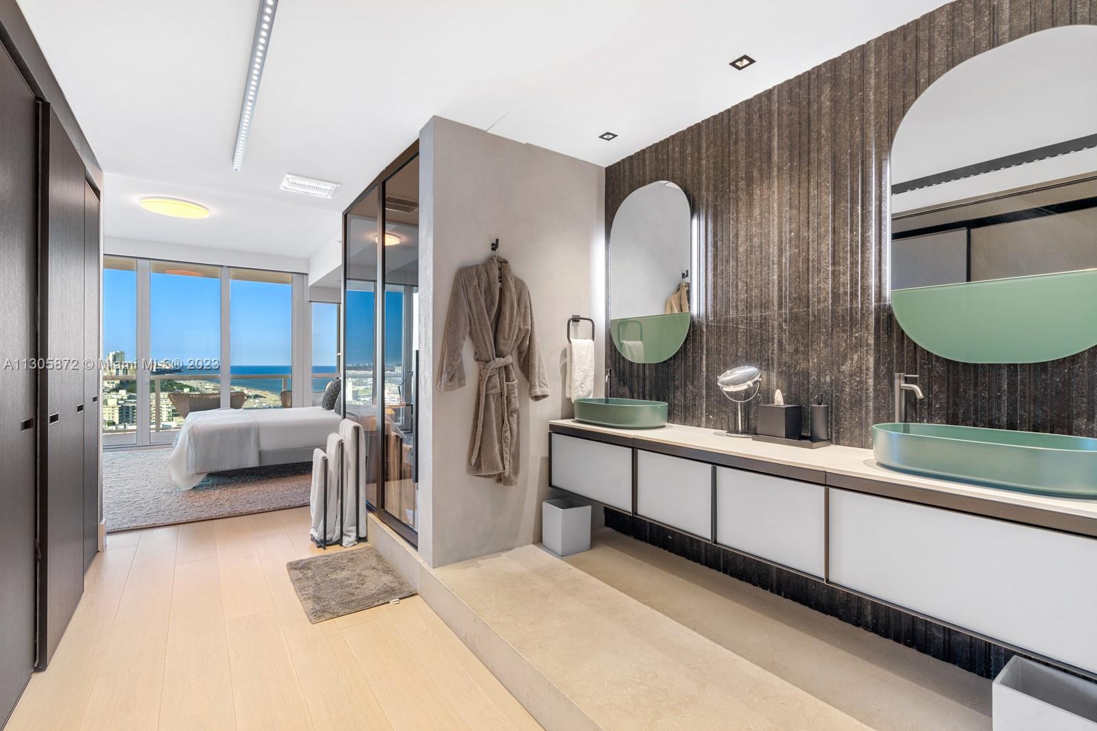 CONTINUUM ON SOUTH BEACH - Residential