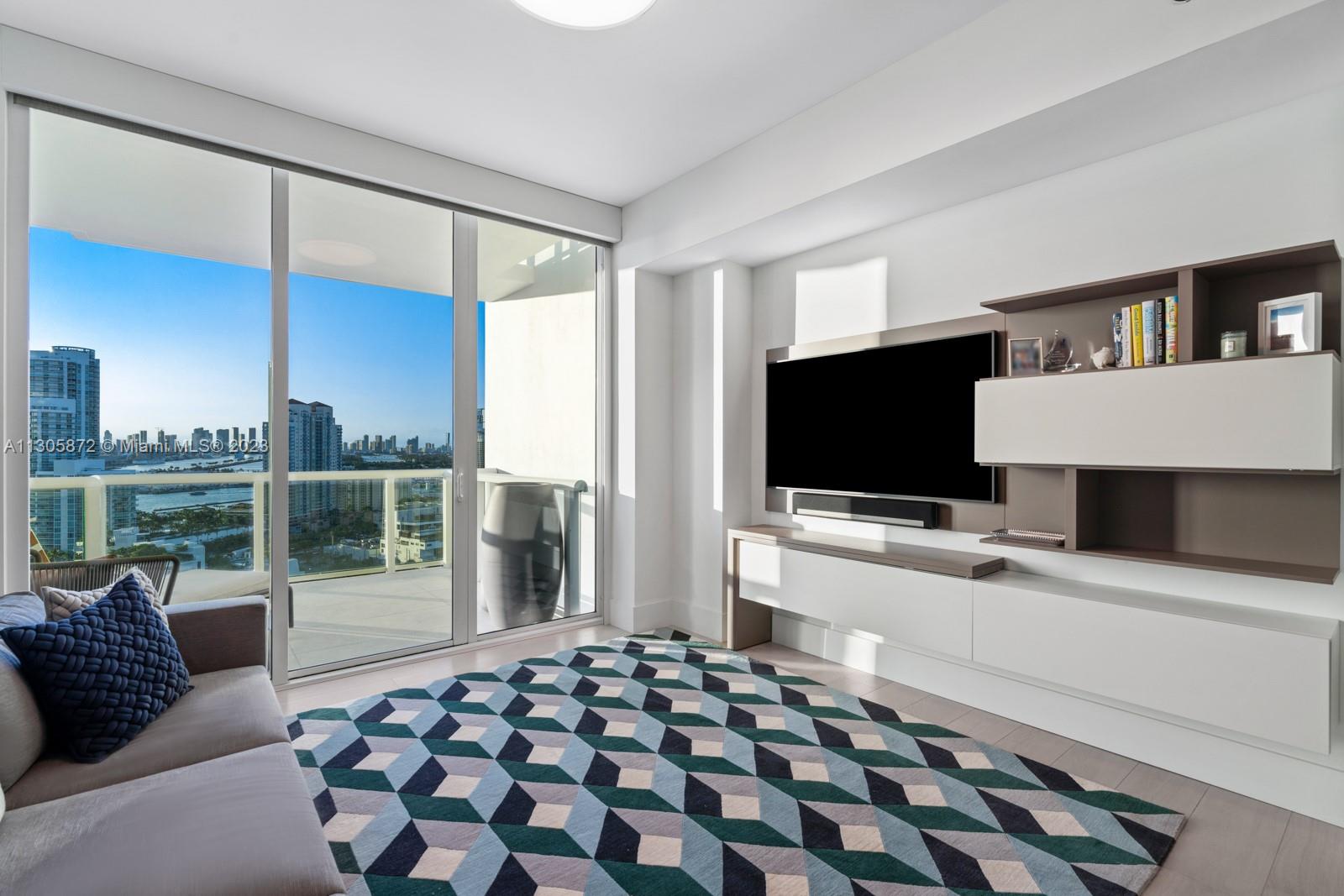 CONTINUUM ON SOUTH BEACH - Residential