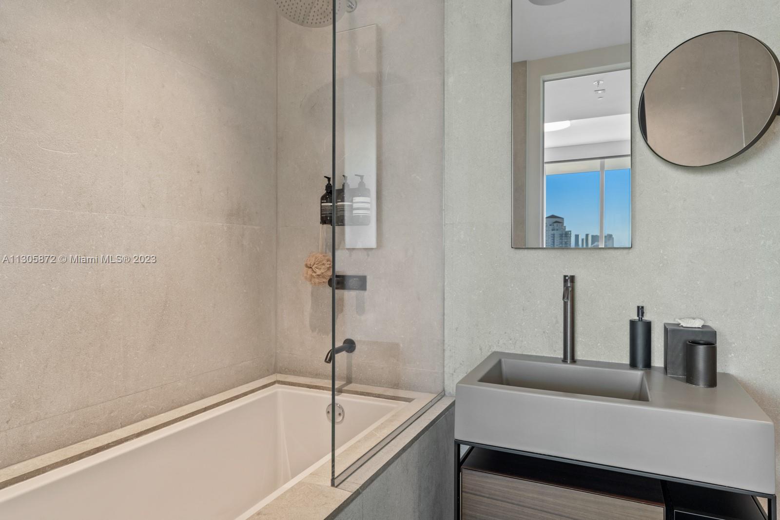 CONTINUUM ON SOUTH BEACH - Residential