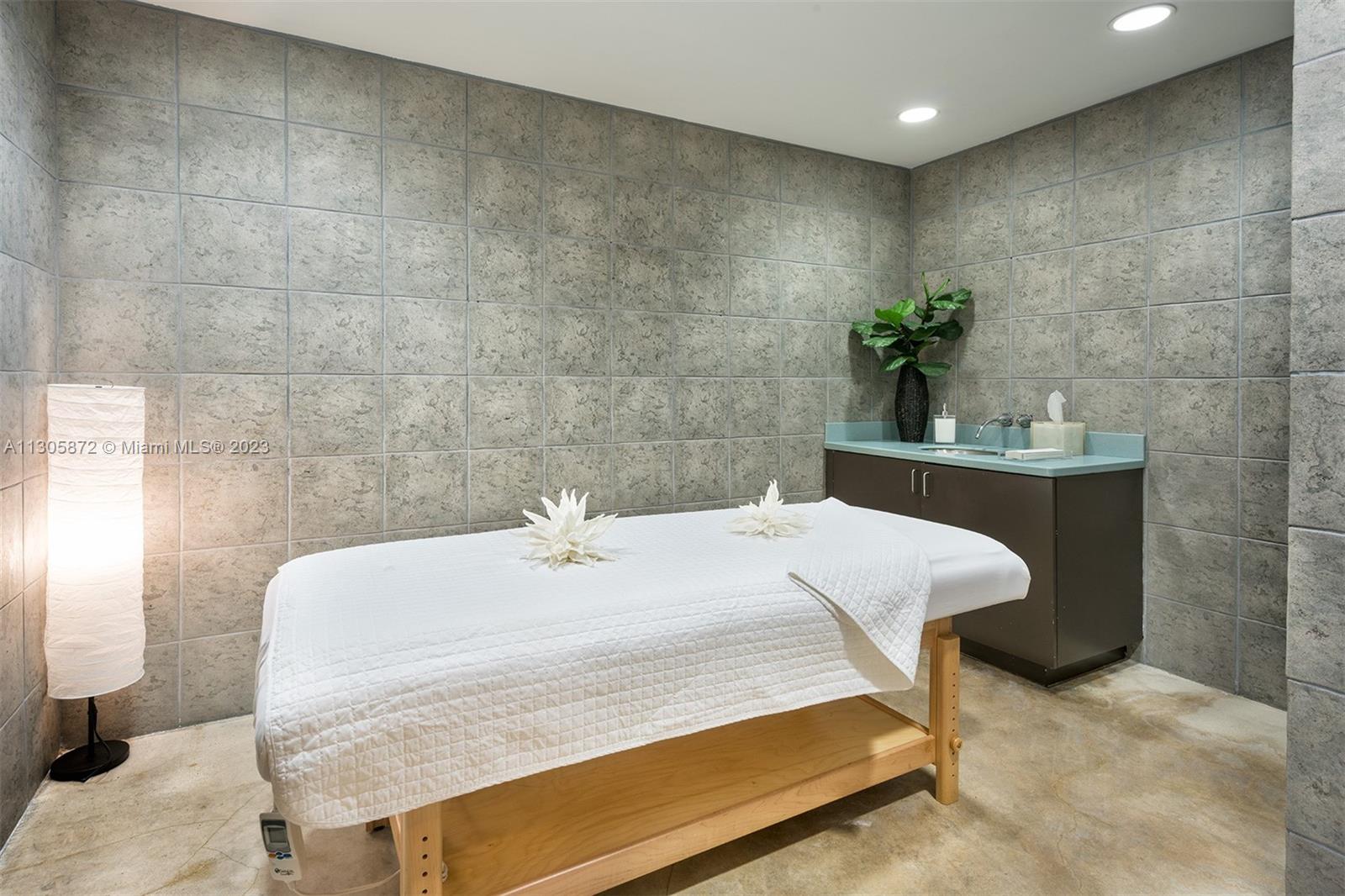 CONTINUUM ON SOUTH BEACH - Residential