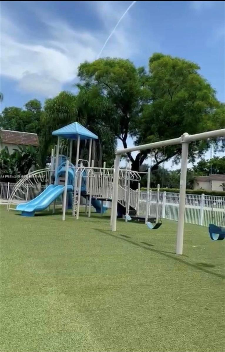 TOWNHOUSES OF PLANTATION - Residential Lease