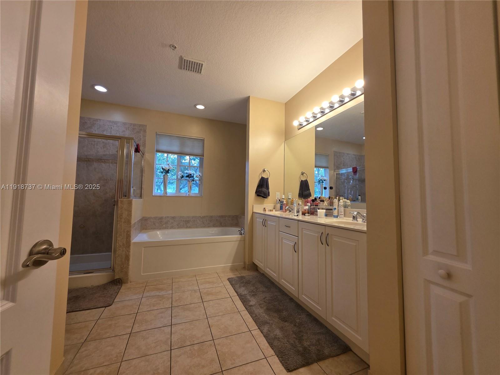 CALABRIA CONDOMINIUM - Residential Lease