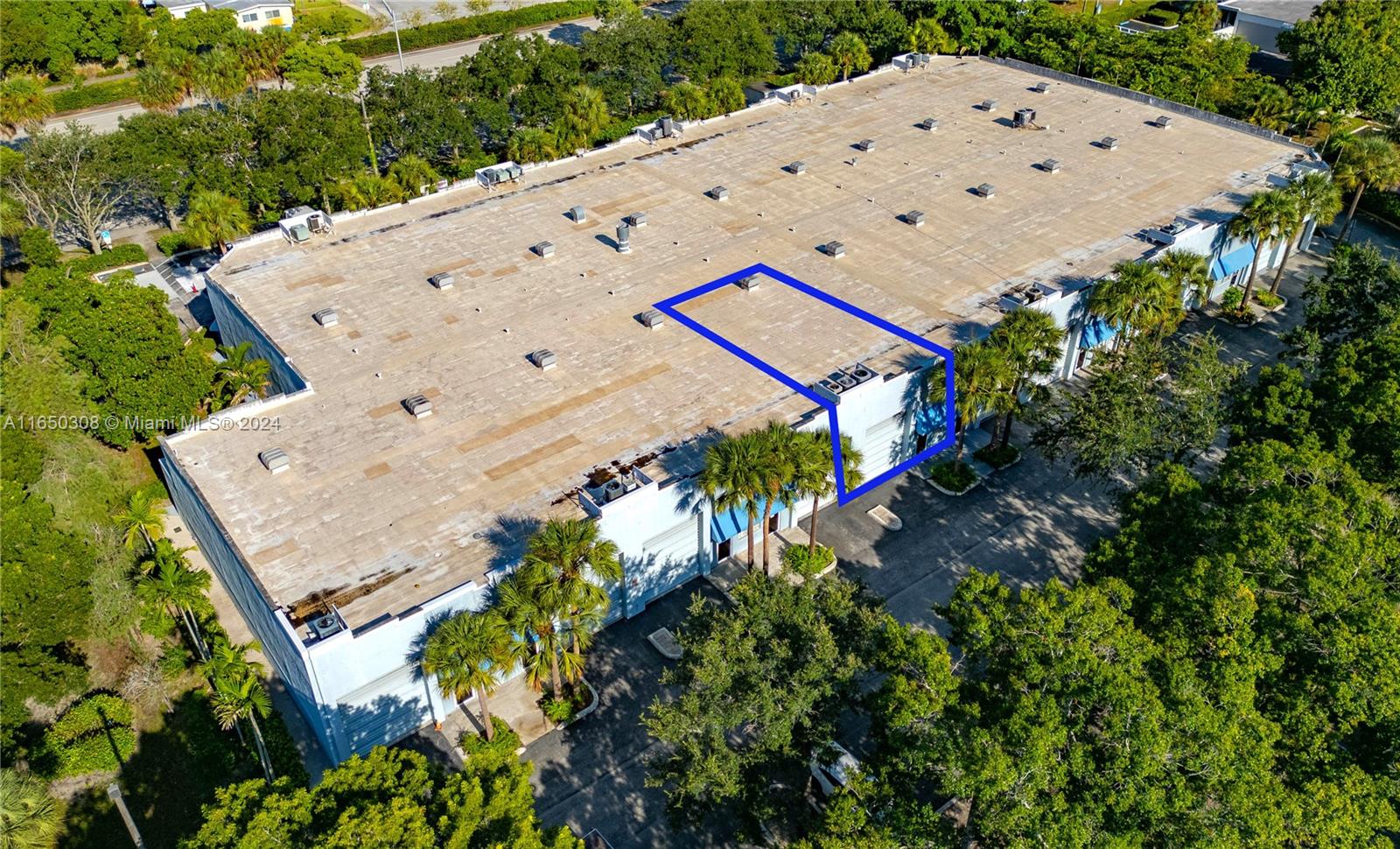 Proudly presents this premier flex condo situated in Plantation, FL. This 1,500 SF facility is strategically located near major highways, offering excellent accessibility for logistics and distribution along with unparalleled visibility. Making it the perfect opportunity for multiple uses such as storage, showroom, warehousing, distribution, creative studio or tech office.