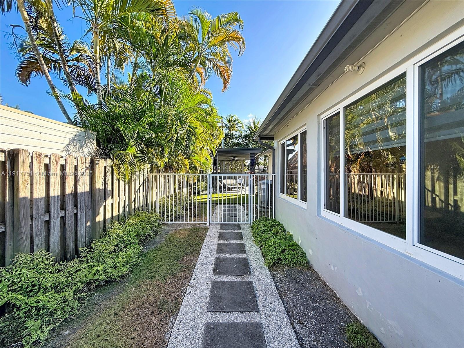 HOLLYWOOD COUNTRY CLUB ES - Residential