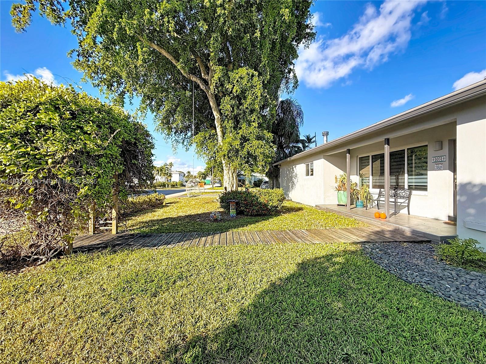 HOLLYWOOD COUNTRY CLUB ES - Residential