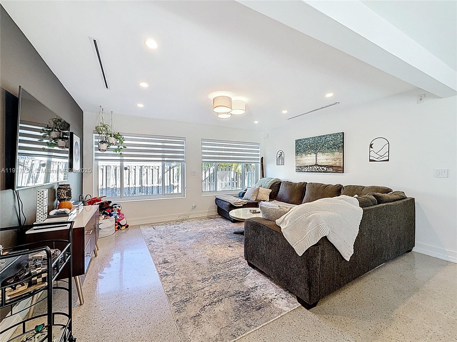 HOLLYWOOD COUNTRY CLUB ES - Residential