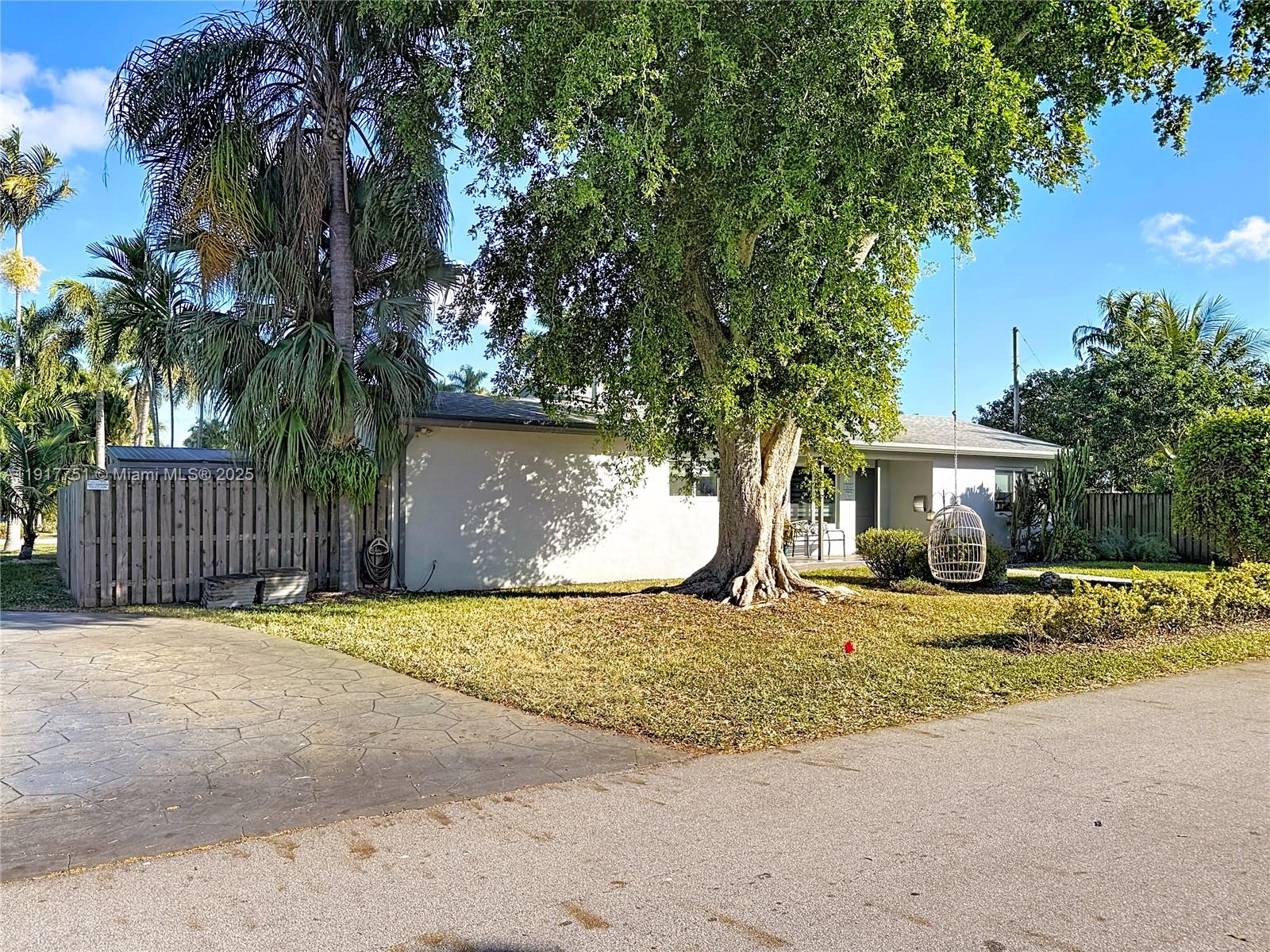 HOLLYWOOD COUNTRY CLUB ES - Residential