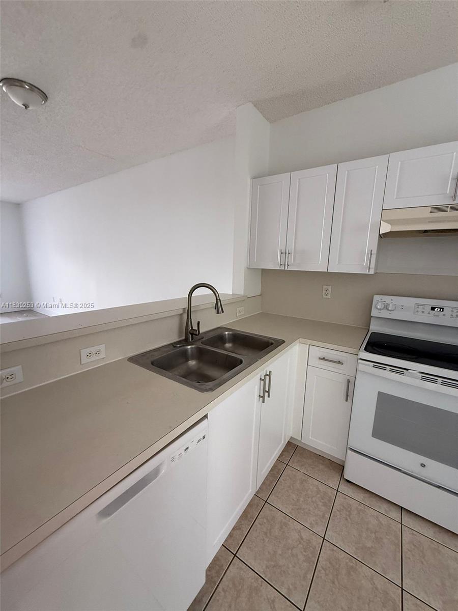 Beautifully renovated 2 bed / 2.5 bath townhouse freshly painted and move-in ready. Features a private patio and a storage. Flooring is only one year old. A great opportunity—bring your clients to see this charming and well-maintained home!
