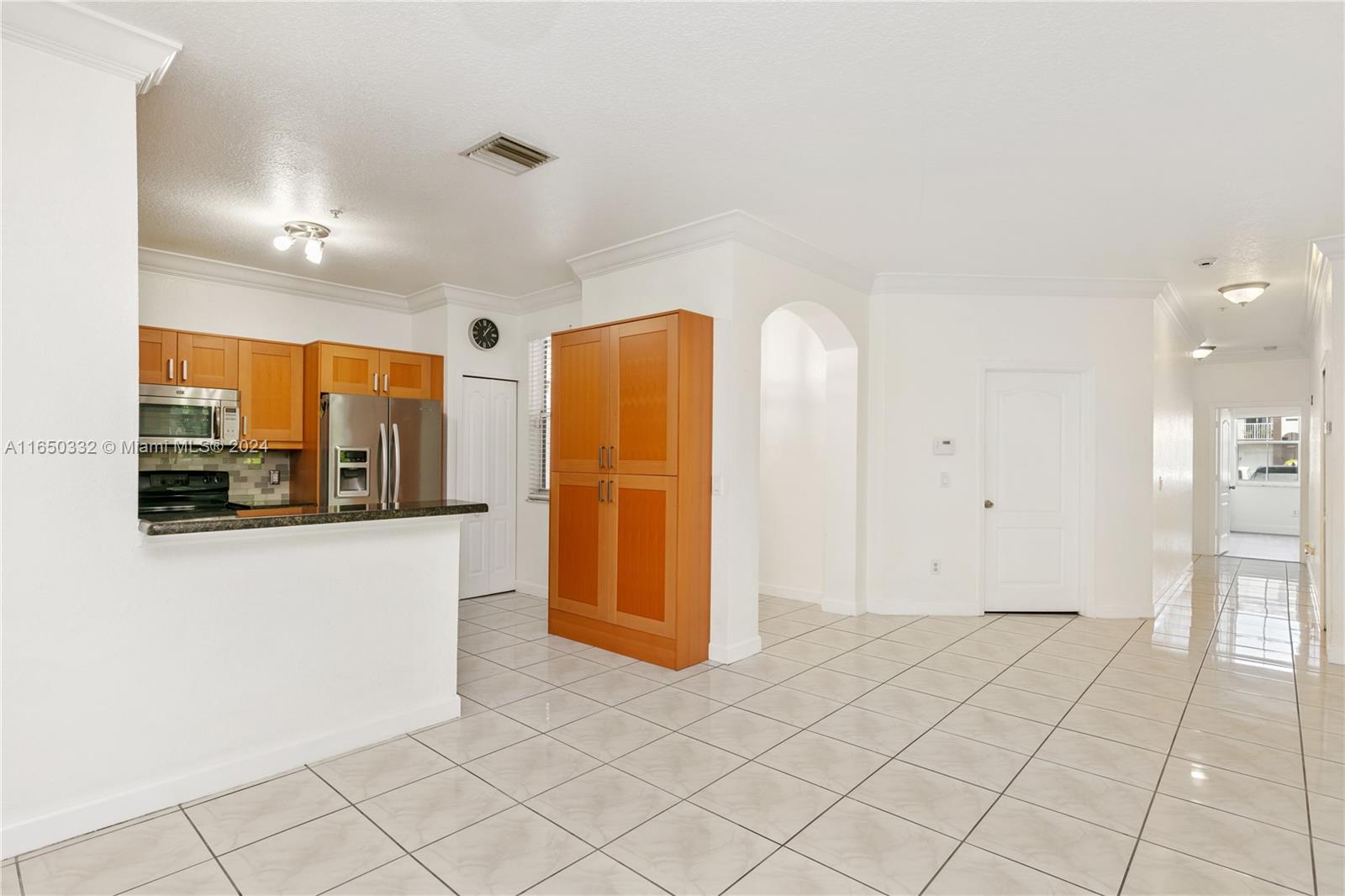 Photo 5 of 37 of listing 40ef7eb1-c304-4707-85a3-416b74b39ddb condo